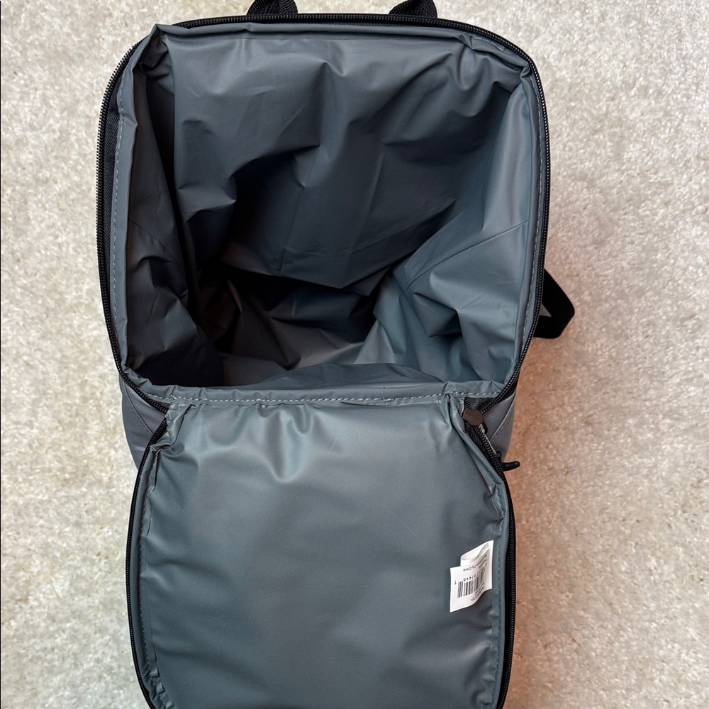 Igloo Silver and Black Backpack Cooler - Picture 6 of 7